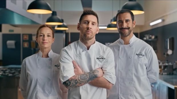 Messi presenta la Messi Burger con Hard Rock Cafe